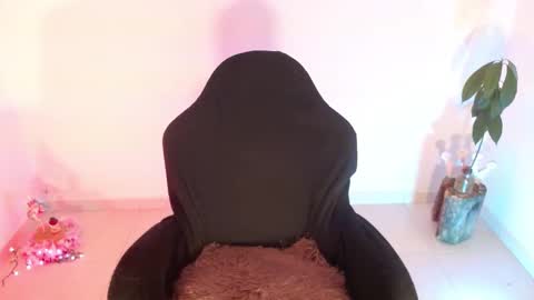 Snapshot of angele_johnson chatting on October 6, 2:11 am angele online show from October 6, 2:11 am