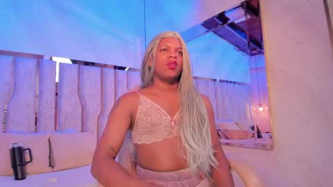 ariana_grande233 online show from April 18, 11:56 am