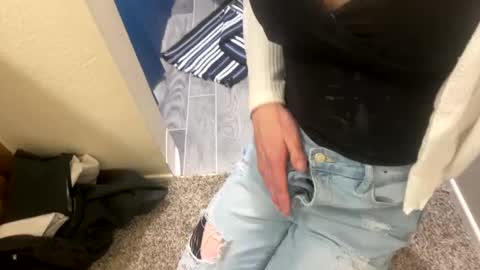 Snapshot of bouttabitch chatting on January 19, 10:39 pm Lilli online show from January 19, 10:39 pm