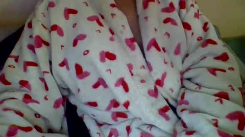 Snapshot of caligirl310r chatting on December 17, 3:28 pm Caligurl   Queen    Head Fluffer In Charge  Goddess of Cocktease   Mistress of Holes online show from December 17, 3:28 pm