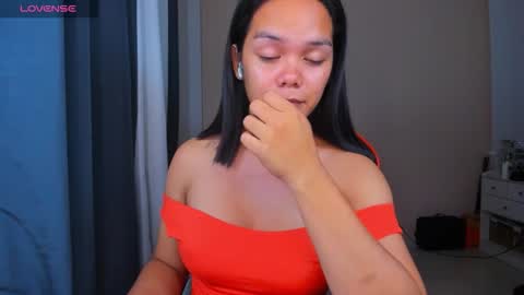 Snapshot of caroline_east chatting on October 23, 5:50 pm caroline_east online show from October 23, 5:50 pm