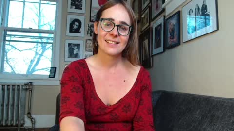Snapshot of cecilysaintclaire chatting on December 6, 3:39 pm Cecily Saint Claire online show from December 6, 3:39 pm