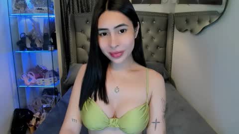 Snapshot of claudia_empress chatting on October 21, 9:05 pm Naughty Claudia online show from October 21, 9:05 pm