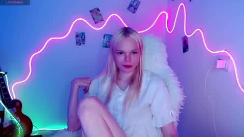Snapshot of emily_nyaffe chatting on October 23, 2:48 am Lia online show from October 23, 2:48 am