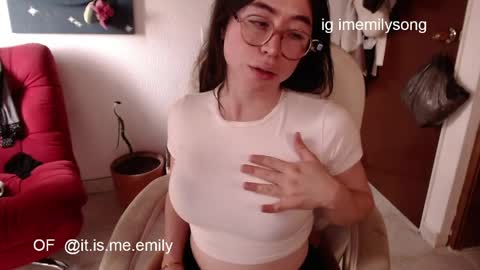 emily_pearl_ online show from April 3, 9:24 pm
