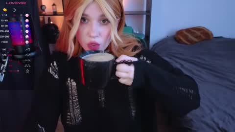 Snapshot of evaredmooon chatting on February 17, 11:23 am Moon online show from February 17, 11:23 am