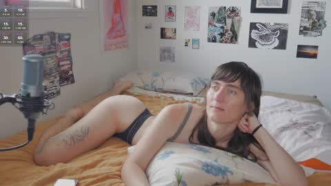 Snapshot of fernydew chatting on December 3, 12:30 am Fern next stream 430pm Monday PST online show from December 3, 12:30 am