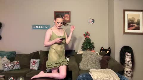 Snapshot of greenxxxqueen chatting on December 26, 5:58 am SexQueen Nikki online show from December 26, 5:58 am