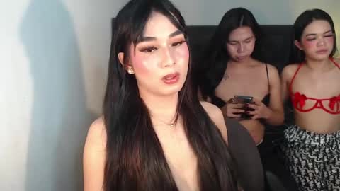 hoe_freesia online show from May 18, 3:50 pm