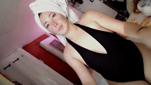 its me CLAUDIA online show from April 6, 11:43 am