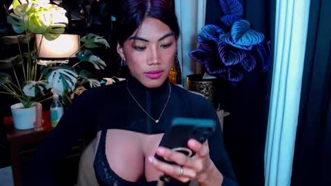 Julli Anna online show from November 25, 1:02 pm