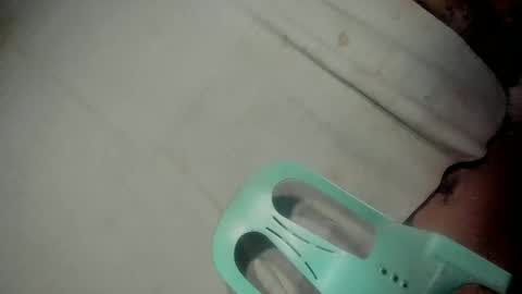 ella may online show from December 14, 9:15 am