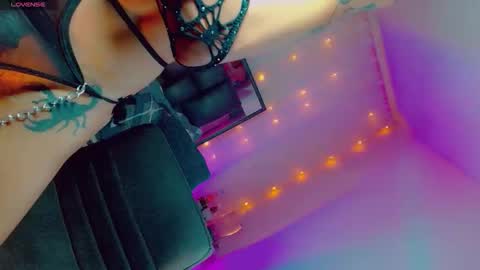 isabellagirs online show from January 17, 10:23 am