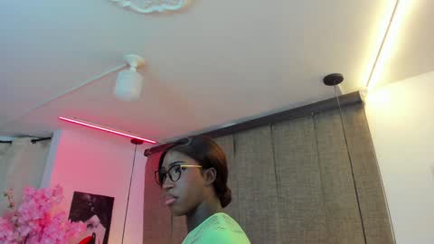 Snapshot of isseymz chatting on December 16, 2:57 am Iseey online show from December 16, 2:57 am