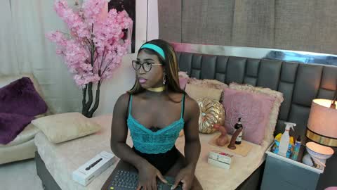 Snapshot of isseymz chatting on January 9, 8:45 am Iseey online show from January 9, 8:45 am