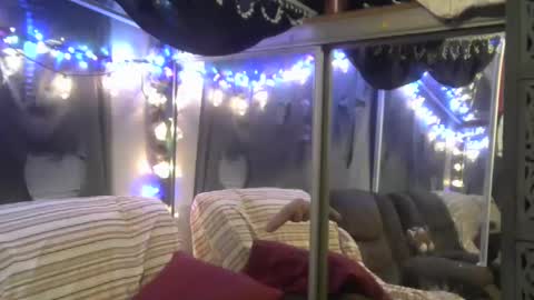 Jamie Rose Queenschild ever... online show from January 12, 9:40 am