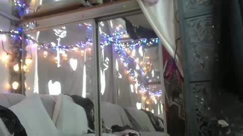 Jamie Rose Queenschild ever... online show from February 4, 6:27 pm