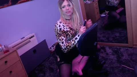 Snapshot of jessiessicaxx chatting on December 15, 1:54 pm Jessiessicaxx online show from December 15, 1:54 pm