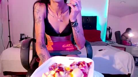 Joa Isaza     online show from October 30, 5:39 am