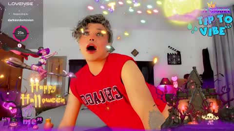 Snapshot of jujubee_lander chatting on December 10, 1:33 pm Jujubee online show from December 10, 1:33 pm