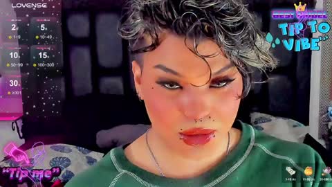 Snapshot of jujubee_lander chatting on December 12, 1:49 pm Jujubee online show from December 12, 1:49 pm