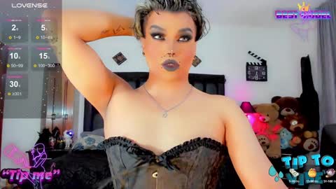Snapshot of jujubee_lander chatting on January 9, 3:44 pm Jujubee online show from January 9, 3:44 pm