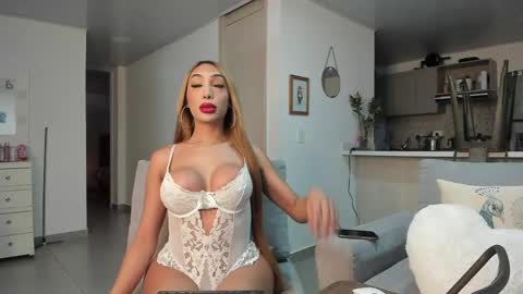 julessy online show from April 6, 3:12 pm