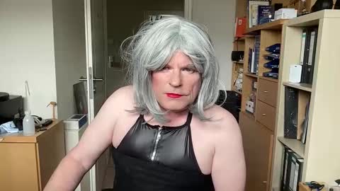 latexdoreen online show from June 7, 8:00 am