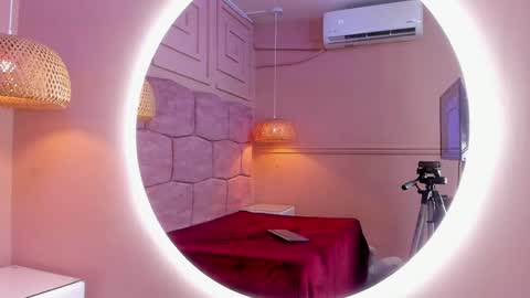 lily hevans online show from December 22, 12:05 pm