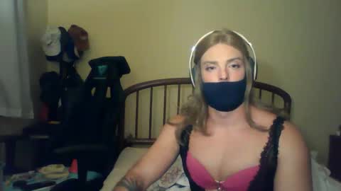 cagedsissy online show from April 14, 9:42 pm