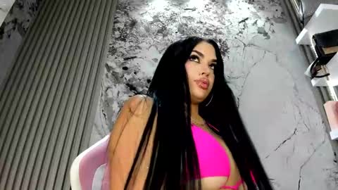 Doll Queen online show from January 5, 6:00 pm