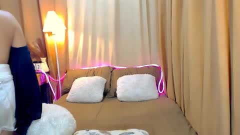 mel_rai14 online show from April 6, 3:12 pm