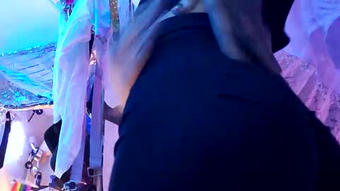 Snapshot of merelyalover chatting on March 11, 2:10 am gurlnips online show from March 11, 2:10 am