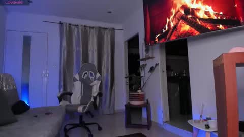 Snapshot of mia_ravenn chatting on October 10, 4:35 am Mia online show from October 10, 4:35 am