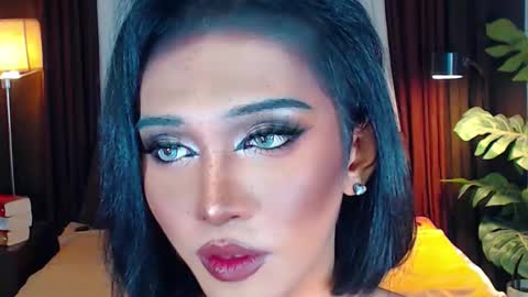 Molly online show from December 5, 5:01 am