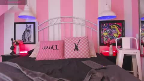 mxli_divine_ online show from June 19, 3:49 pm