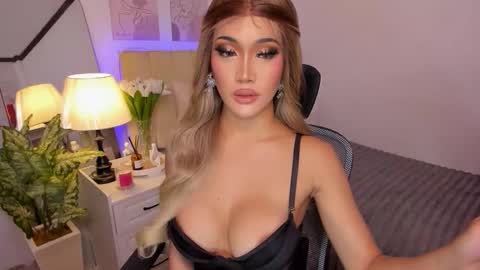 naomidaks online show from May 24, 10:45 am