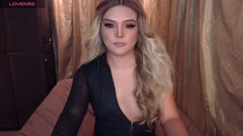 Snapshot of nativedoll chatting on December 8, 5:50 am Athena online show from December 8, 5:50 am