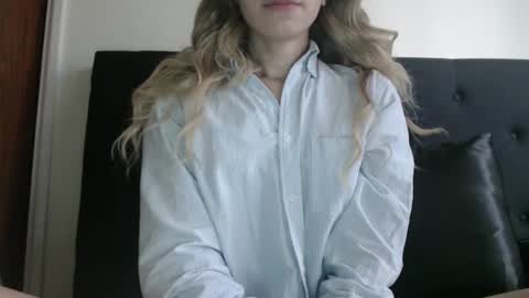 Snapshot of novafrey chatting on October 6, 2:50 pm Olivia online show from October 6, 2:50 pm