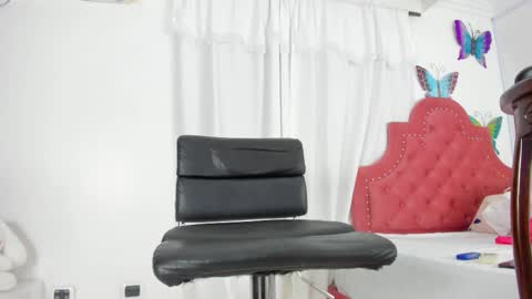 Mia Villany  online show from December 4, 2:10 pm