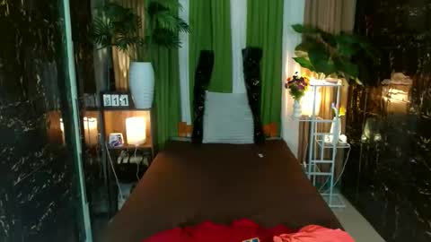 Kendal  online here from 6am-3pm philippine time online show from November 10, 10:00 pm