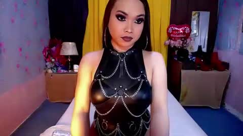 Snapshot of queenofexploded chatting on December 7, 3:03 pm Erica online show from December 7, 3:03 pm