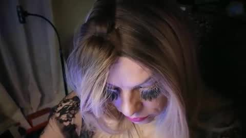 Snapshot of qweenviva chatting on December 30, 2:42 am ViVaLuvLicious online show from December 30, 2:42 am