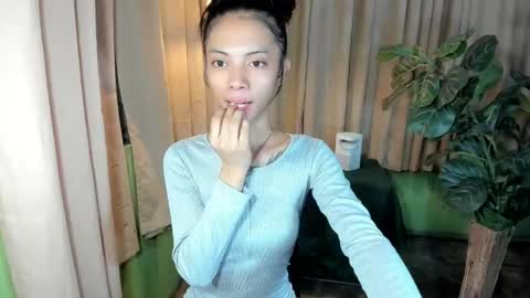UR HOT SOPHIA online show from May 15, 9:39 am