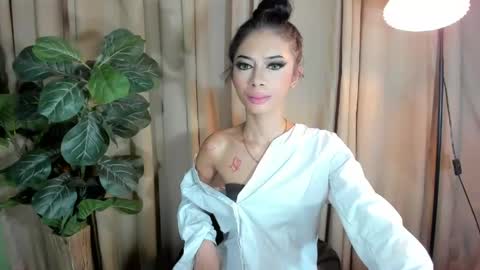 UR HOT SOPHIA online show from May 18, 11:38 am
