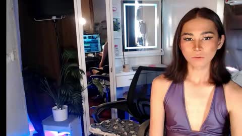 thrishafox online show from February 14, 12:07 am