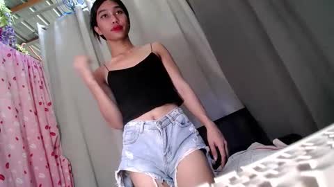 urloverjasmine_xx online show from April 28, 2:27 am