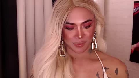 Snapshot of valentina_goddess_tsxxx chatting on December 12, 12:16 am Amanda online show from December 12, 12:16 am