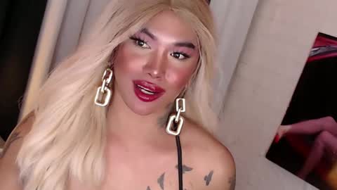 Snapshot of valentina_goddess_tsxxx chatting on December 12, 10:24 am Amanda online show from December 12, 10:24 am