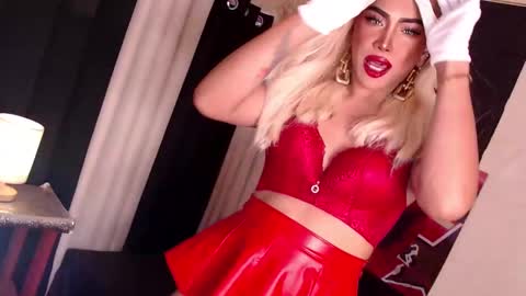 Snapshot of valentina_goddess_tsxxx chatting on December 18, 2:42 am Amanda online show from December 18, 2:42 am